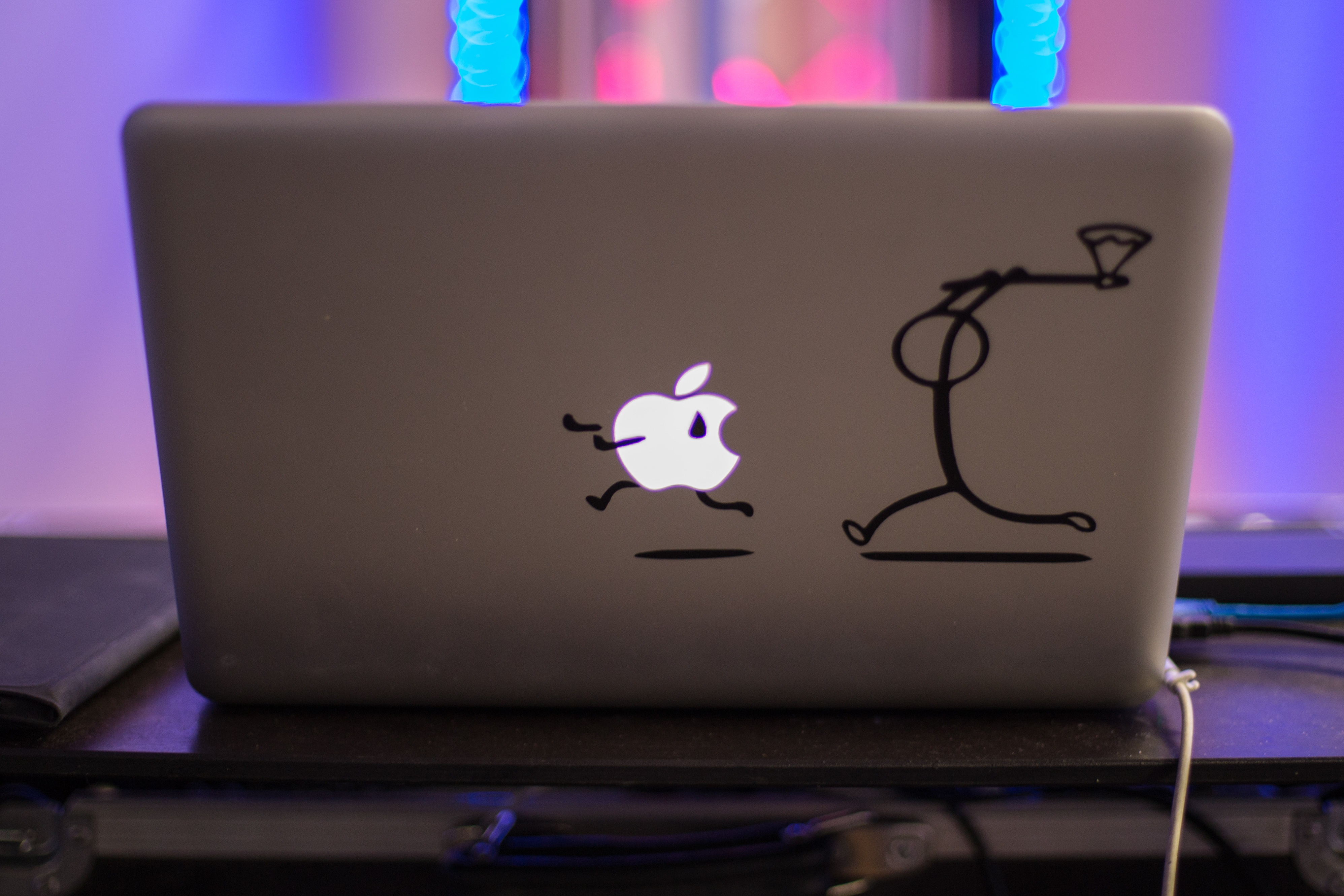 panáčik naháňa Apple logo so sekerou